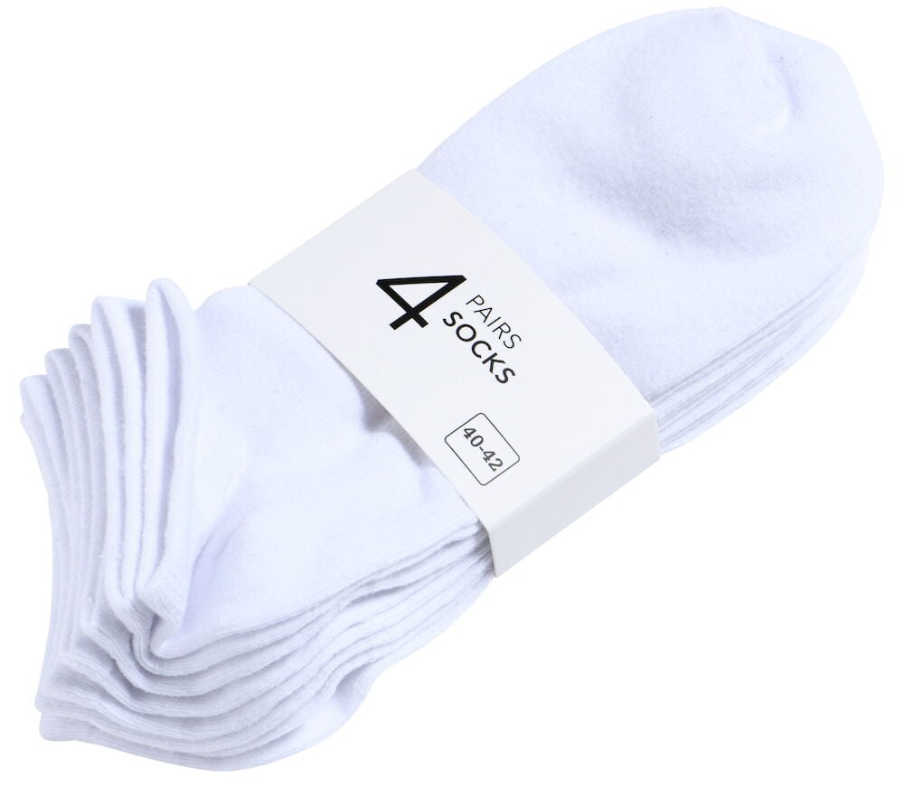 Fyra vita ankelstrumpor ihopvikta med etikett.