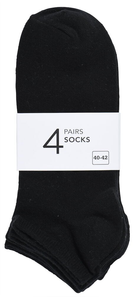 Neljä mustaa nilkkasukkaa yhdessä paketissa.