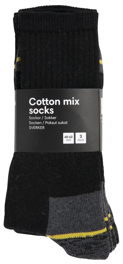 Tre par herrstrumpor i blandade färger.