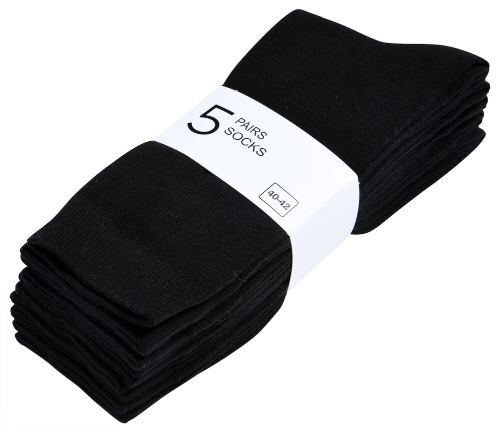 Viisi mustaa miesten sukkaa yhdessä pakkauksessa.