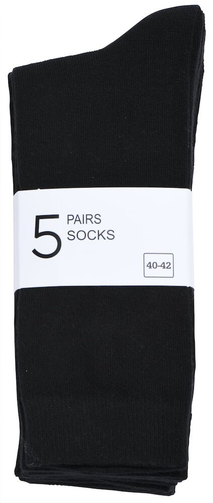 Fem par svarta strumpor i förpackning.