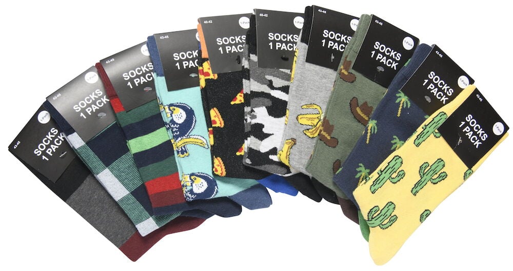 Useita sukkia eri väreissä ja kuvioissa.