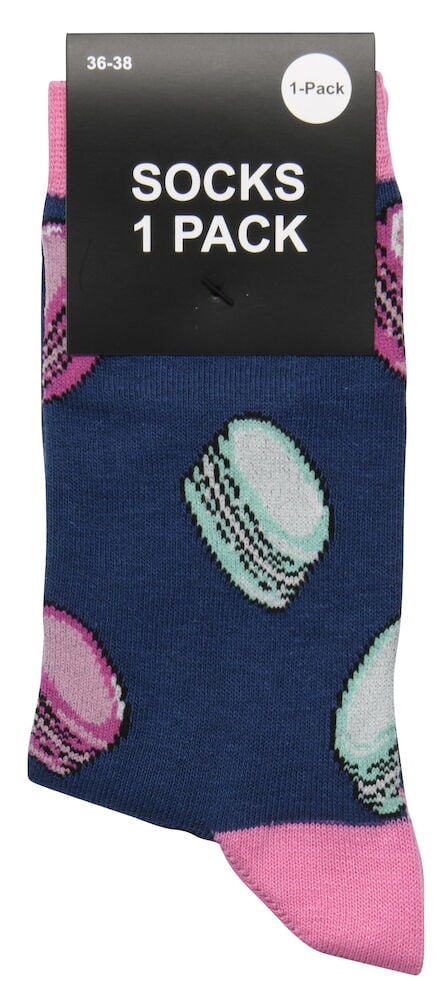 Sininen sukka, jossa on vaaleanpunaisia ja vihreitä macaron-leivoksia.