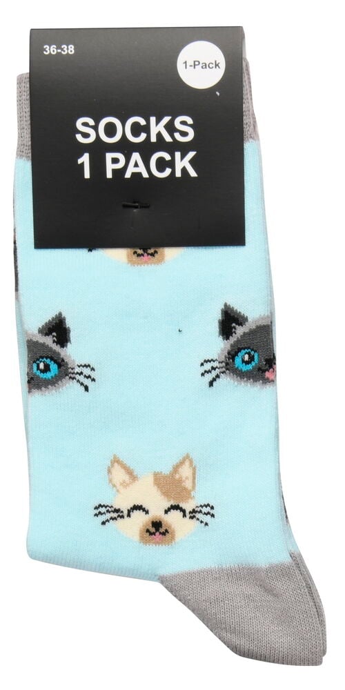 Vaaleansininen sukka, jossa kissoja ja harmaa kärki.