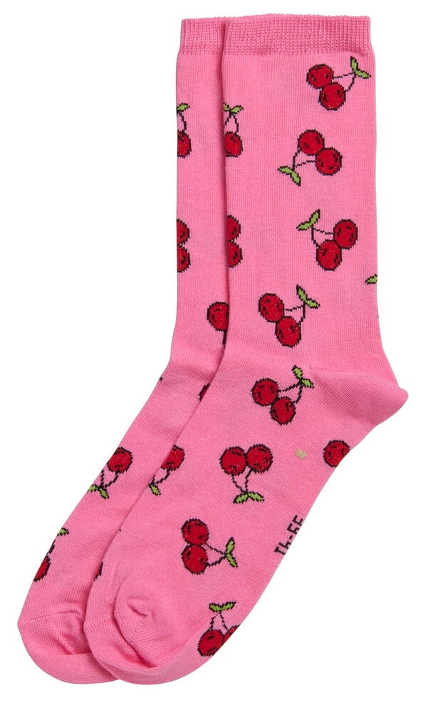 Rosa gestrickte Strümpfe mit einem sich wiederholenden roten Kirschmuster und hellgrünen Stielen.