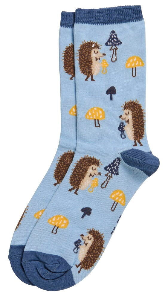 Hellblaue Kinderstrümpfe mit braunem Igel- und Pilzmuster, dazu dunkelblaue Bündchen, Fersen und Zehen.