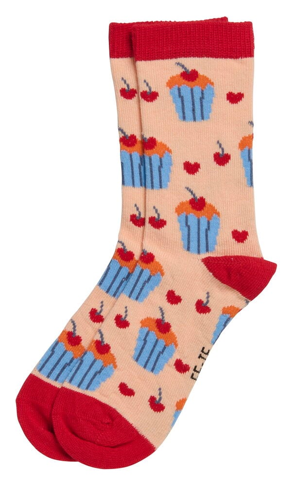 Kinderstrümpfe in Pfirsichfarbe mit roten Bündchen, Fersen und Zehen, mit blauen Cupcake- und roten Kirschmustern.