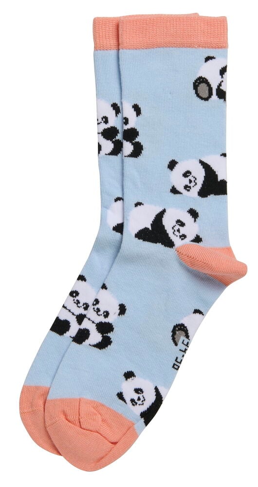 Ein Paar hellblaue Kinderstrümpfe mit Panda-Muster und korallenrosa Bündchen, Fersen und Zehen.
