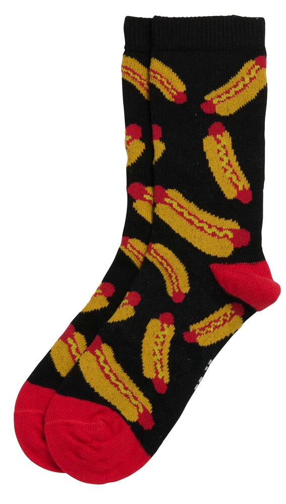 Ein Paar schwarze Kindersocken mit gelbem Hotdog-Muster und roten Zehen und Fersen.