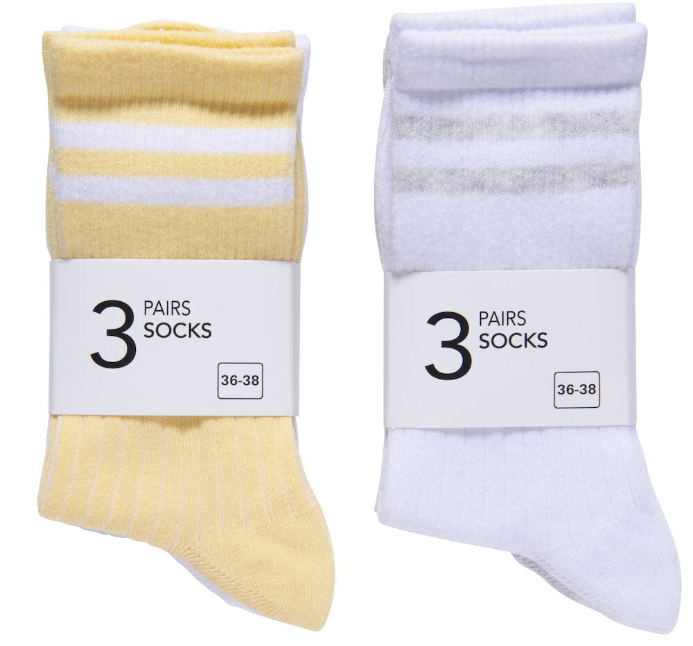 Kolme paria urheilusukkia koristeellisilla raidoilla.