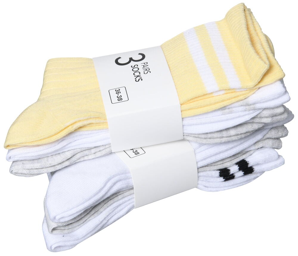 Kolme paria urheilusukkia eri väreissä raidoilla.