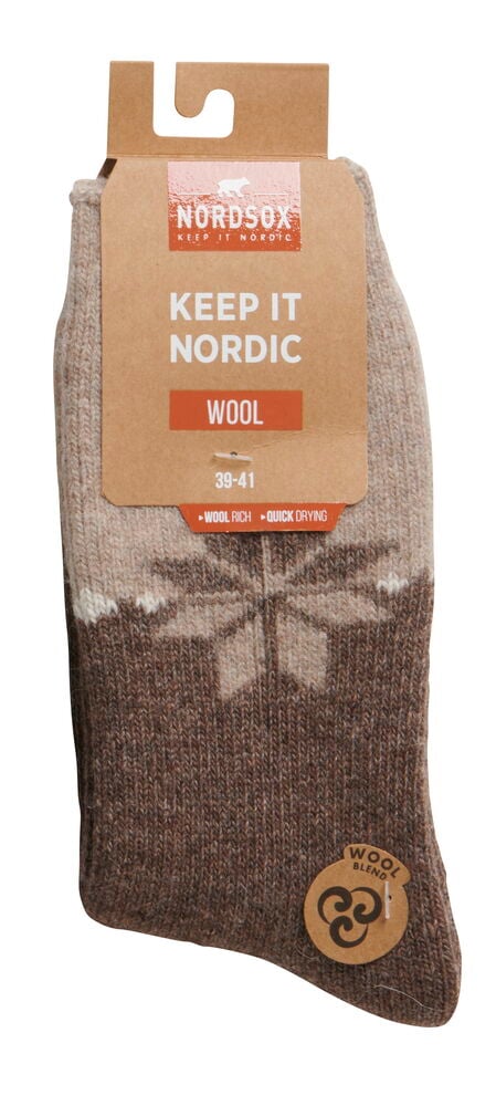 Ruskeat villasukat tähtikuviolla ja etiketillä.