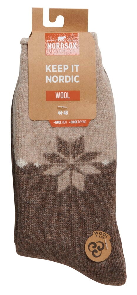 Ruskeat villasukat tähtikuviolla ja etiketillä.