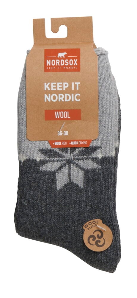 Harmaat villasukat tähtikuviolla etiketissä.