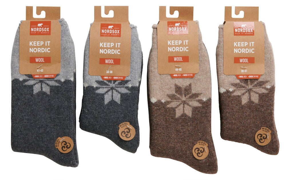 Neljä paria tähtikuvioisia villasukat eri väreissä.