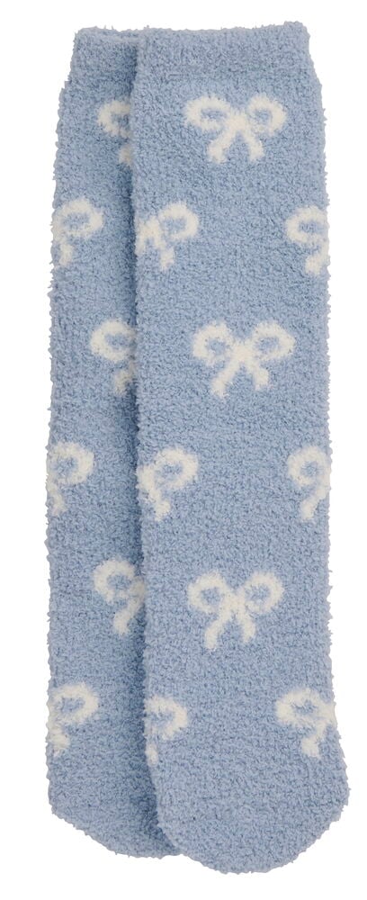 Ein Paar blaue flauschige Polyestersocken mit weißem Schleifenmuster.