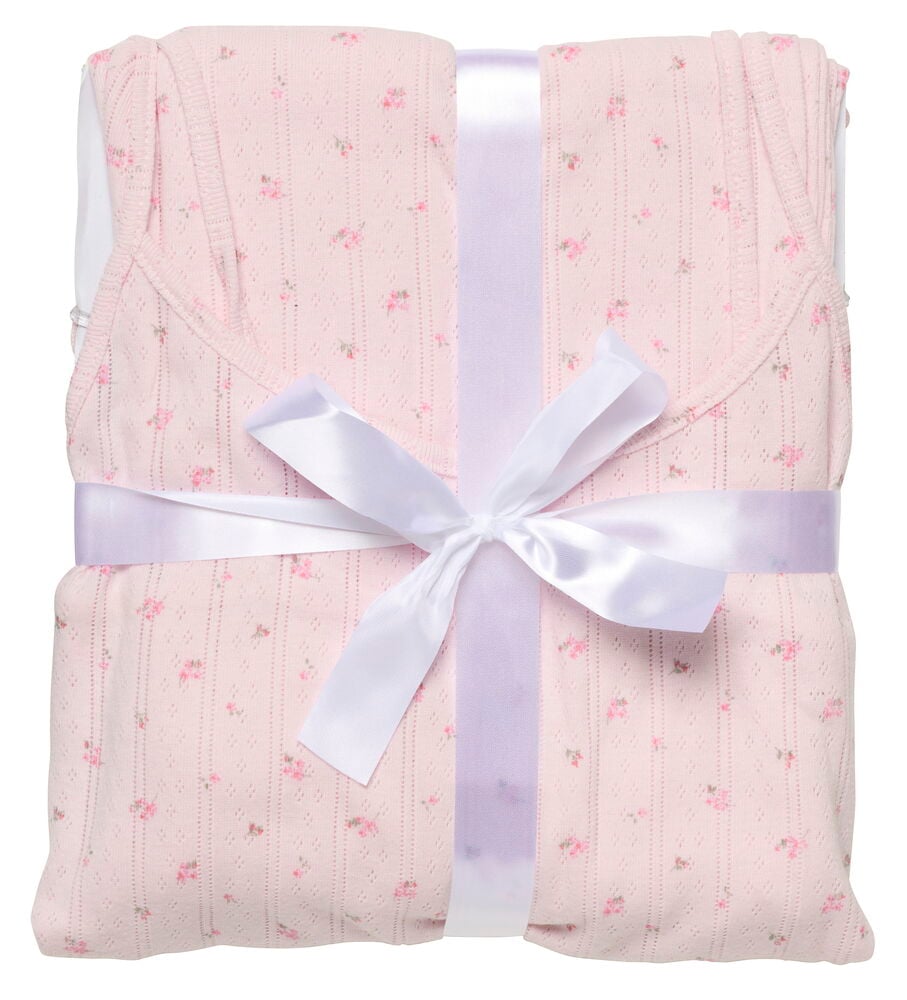 Rosa blommig Pyjamas Polly babyset i texturerad stickning, knuten med vitt band, framifrån.