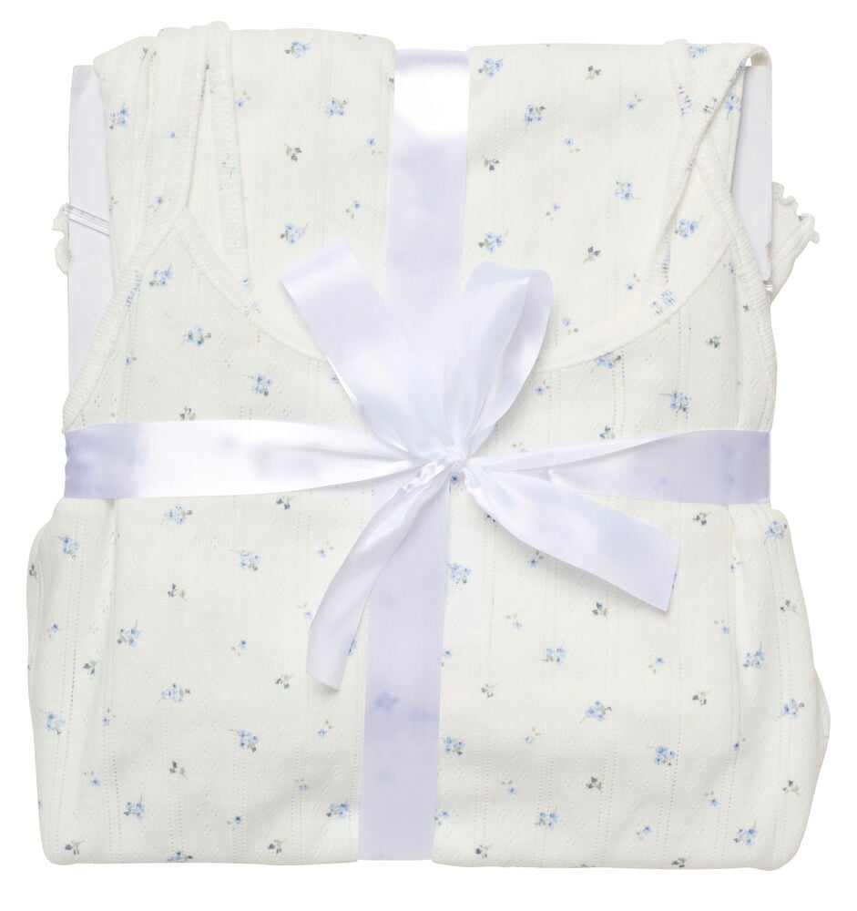 Pyjamas Polly Blandade färger, ett krämvitt tvådelat set med blått blommönster, knutet med vit rosett.