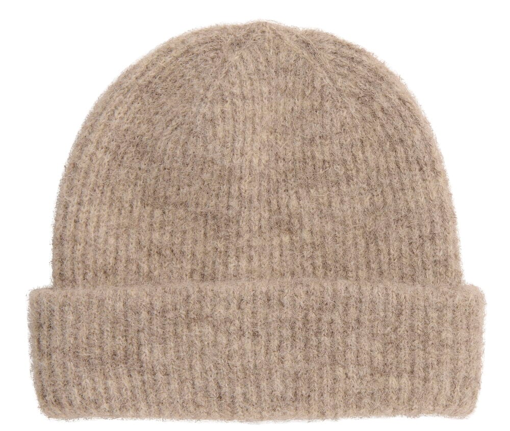 Framifrån: beige stickad Mössa Vanja med ribbad mudd och lurvig textur.