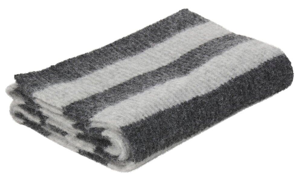 En vikt lurvig stickad halsduk, Halsduk Stripe Blandade färger, med mörk- och ljusgrå ränder.