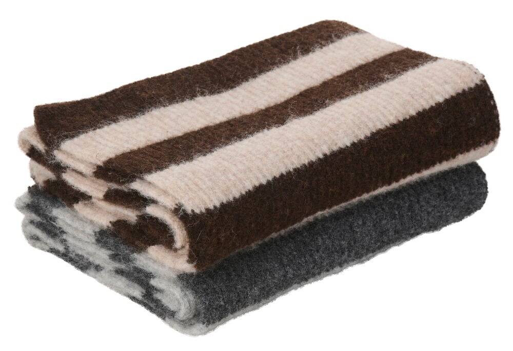En vikt brun och benvit randig Halsduk Stripe Blandade färger med en mörkgrå mönstrad halsduk under.