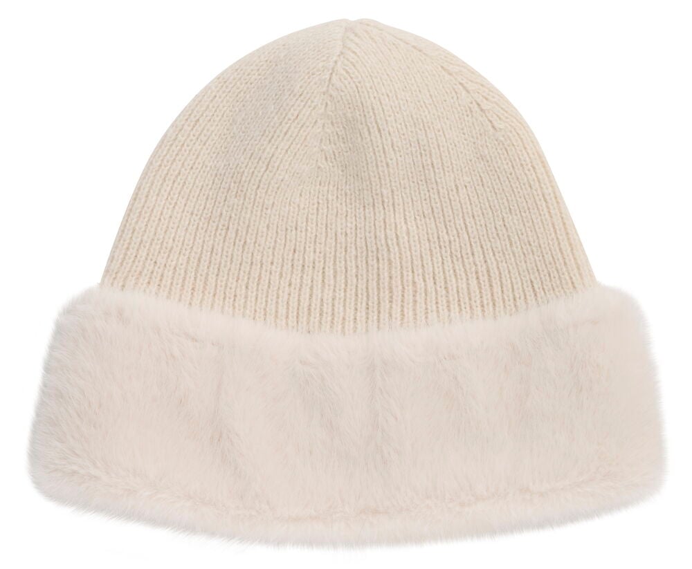 Off-white fuskepelslue med ribbestrikket topp og en myk fuskepelskant.