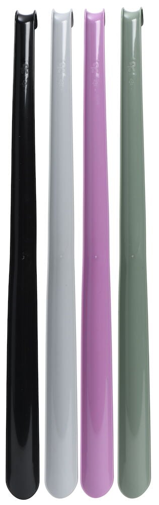 Fyra långa skohorn i plast, olika färger.