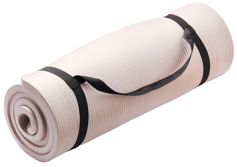 Upprullad ljus träningsmatta med bärrem.
