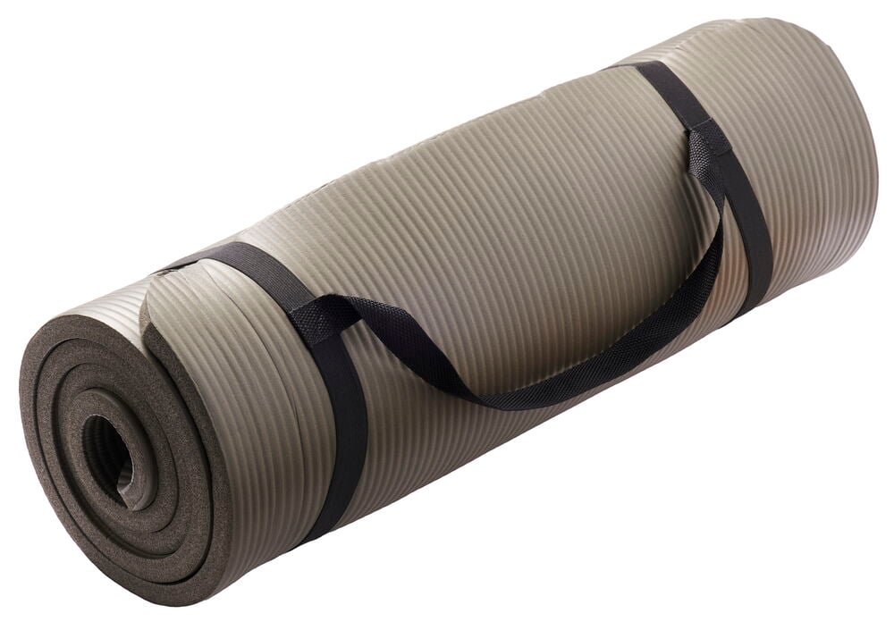 Upprullad grå träningsmatta med bärrem.