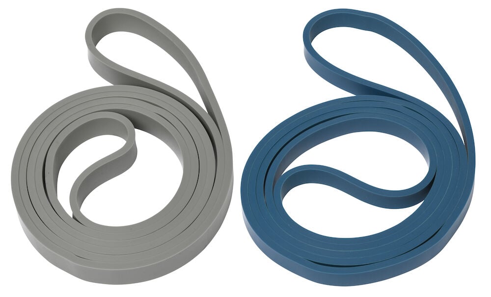 Två hoprullade powerband i grått och blått.