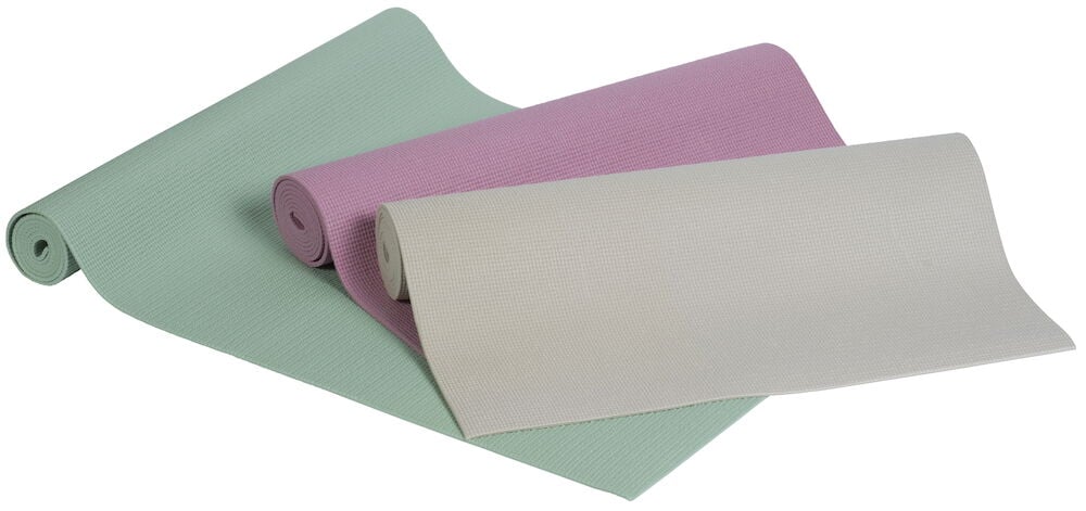 Kolme joogamattoa eri väreissä rullattu auki.