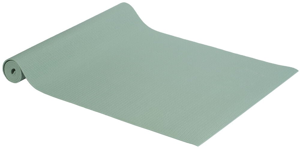 Ljusgrön yogamatta utrullad på vit bakgrund.