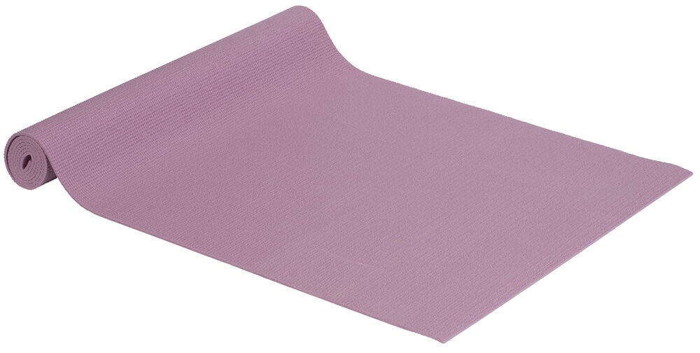 Ljuslila yogamatta utrullad på vit bakgrund.