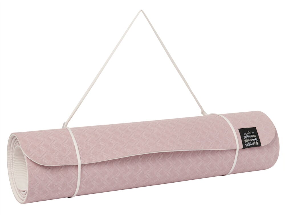 Rosa yogamatta med bärrem rullad för transport.