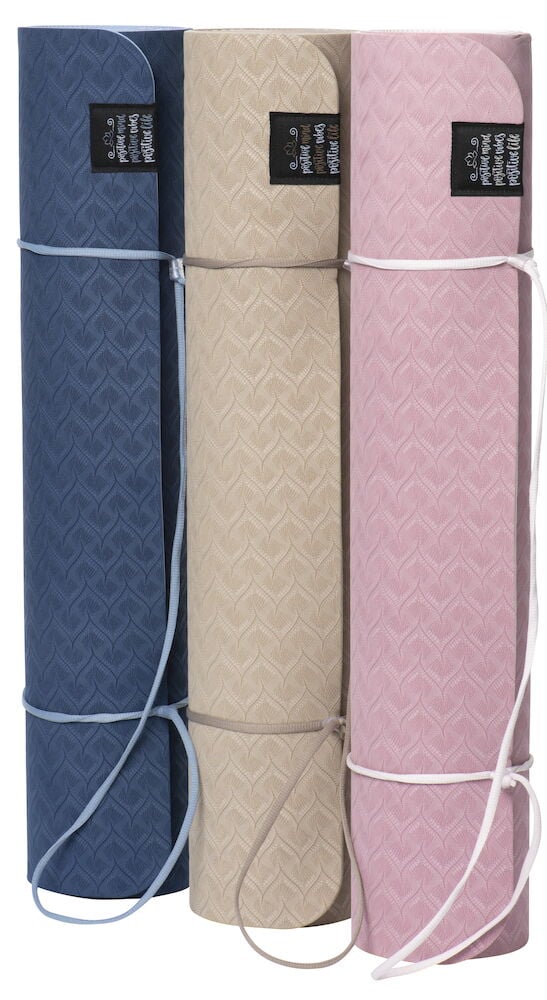 Kolme yhteen rullattua joogamattoa sinisenä, beigenä ja vaaleanpunaisena.