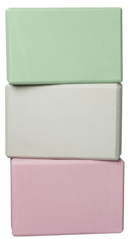 Kolme joogablokkia vihreänä, valkoisena ja vaaleanpunaisena.