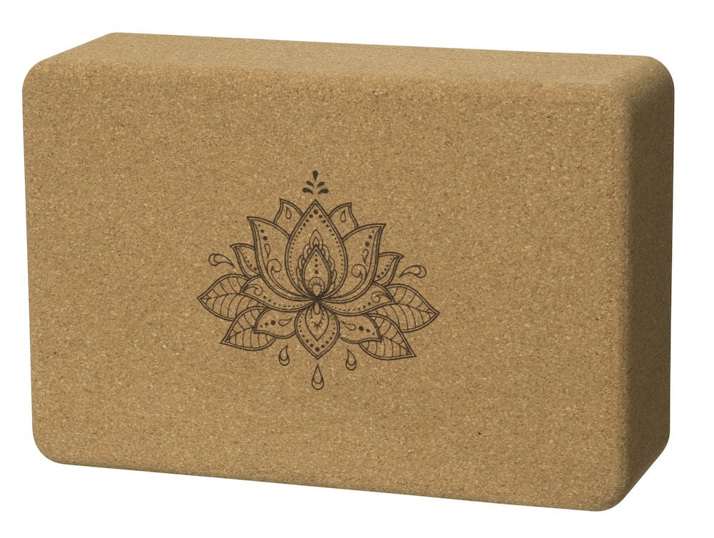 Suorakulmainen joogablokki korkista koristeellisella lootuskukalla.