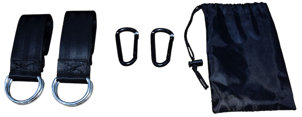 Zwei schwarze Riemen, zwei Karabiner und ein Aufbewahrungsbeutel.