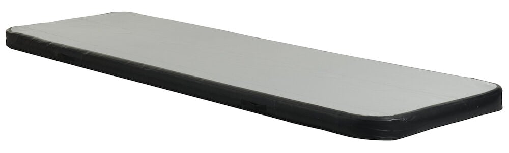 Lang rektangulær luftmatte med svart kant.