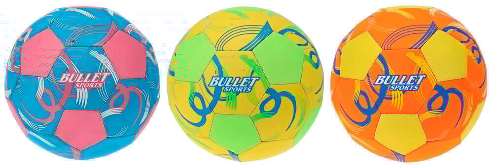 Tre flerfärgade Fotbollar: en blå-rosa, en gul-limegrön och en orange-gul, alla med abstrakta mönster.