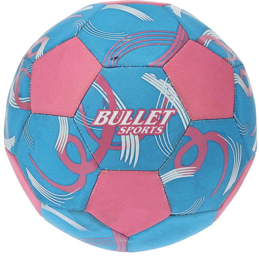 Fotboll med blå och rosa paneler, abstrakta vita och rosa mönster, samt en 'BULLET SPORTS' logotyp.