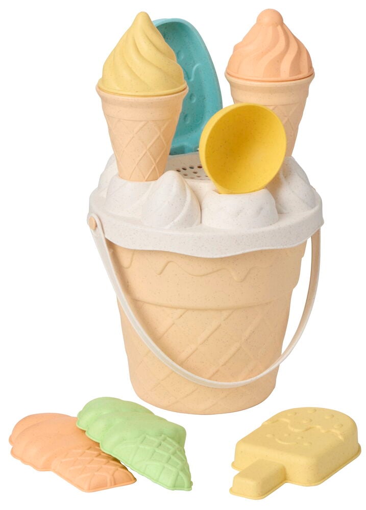 Ljusgul glassstrut-hink med vitt lock, handtag och assorterade gula, orangea, gröna, blå sandformar/skopor.