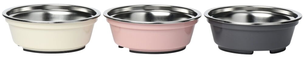 Tre små matskålar i olika färger.