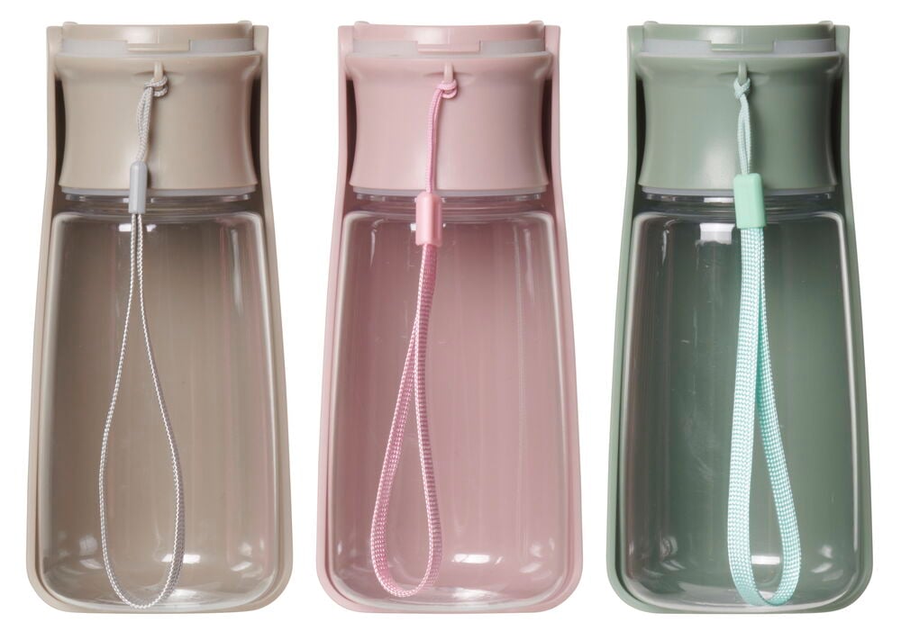 Tre vikbara vattenflaskor för husdjur i blandade färger.