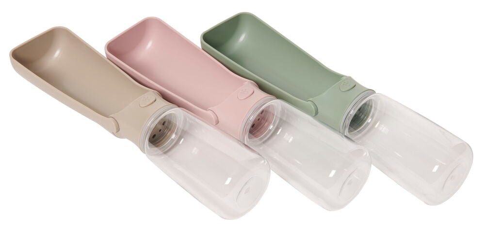 Tre hopfällbara vattenflaskor till husdjur i blandade färger.