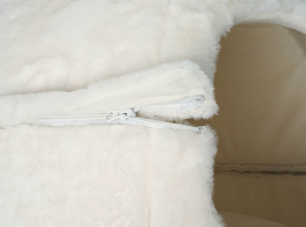 Vit plysch kattbädd med synlig dragkedja.