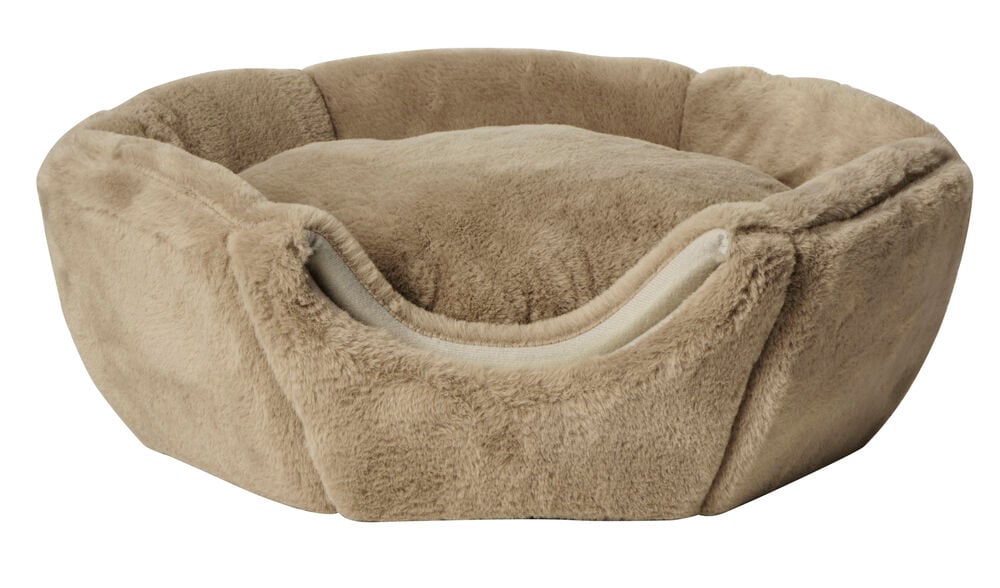 Rundes beiges Katzenbett aus weichem Plüsch.