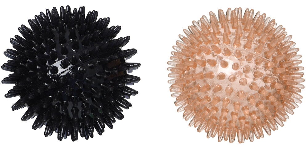Två runda taggiga bollar i olika färger.