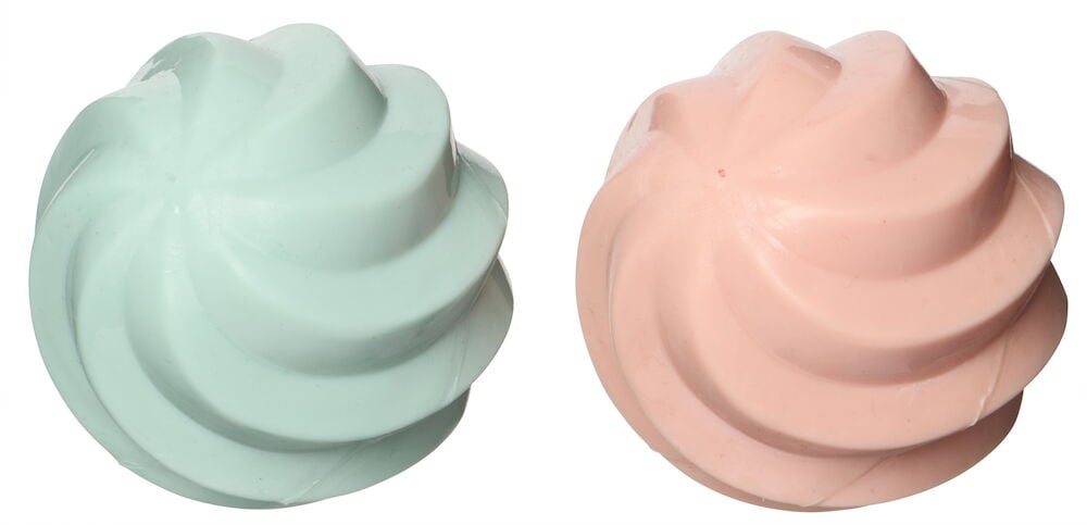 Två spiralformade hundleksaker i pastellfärgat gummi.