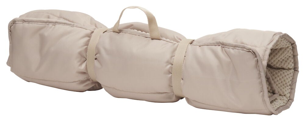 Beige hundfilt ihoprullad med handtag och kardborrband.